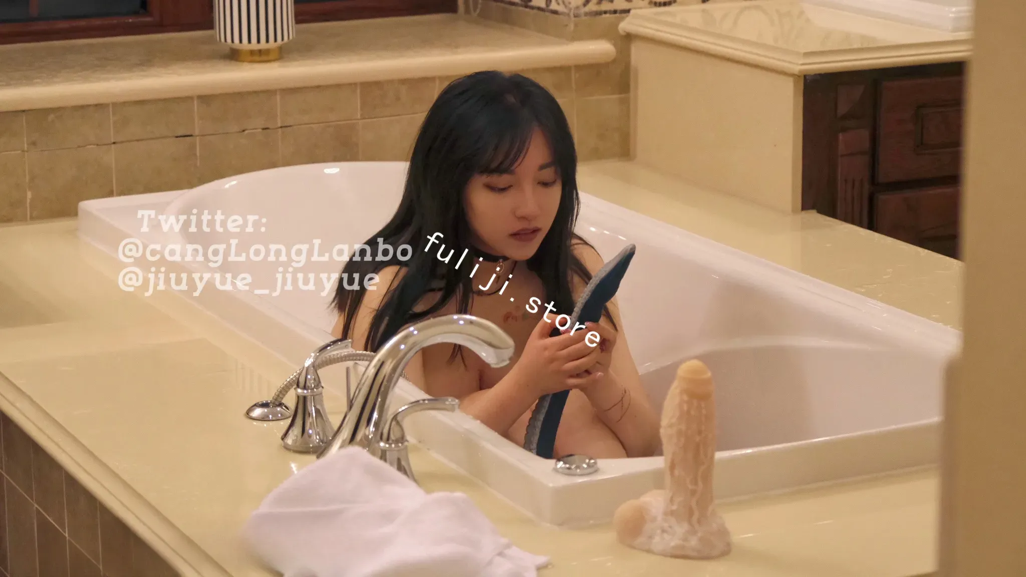 推特巨乳女神『WisdomZ酒月』 调教巨乳自拍合集 【27V 1738p 1.7G】
